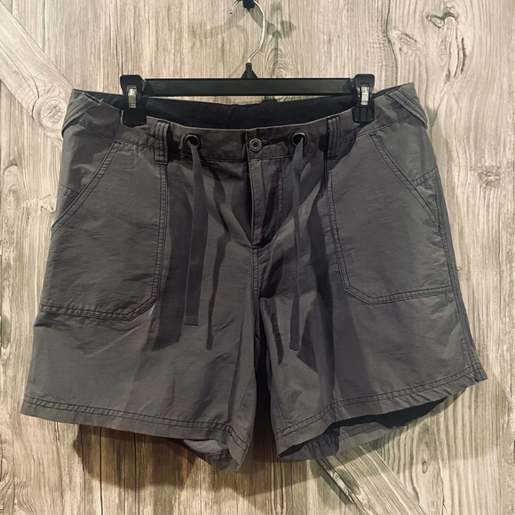 Columbia lightweight Med. zip short w/ drawstring. Front pockets lay flat. Nice - Picture 5 of 5